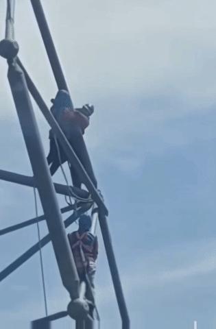 6米高空，一个人把另一个推下去。你没听错，是推下去。安全绳绷直的瞬间，底下的人悬
