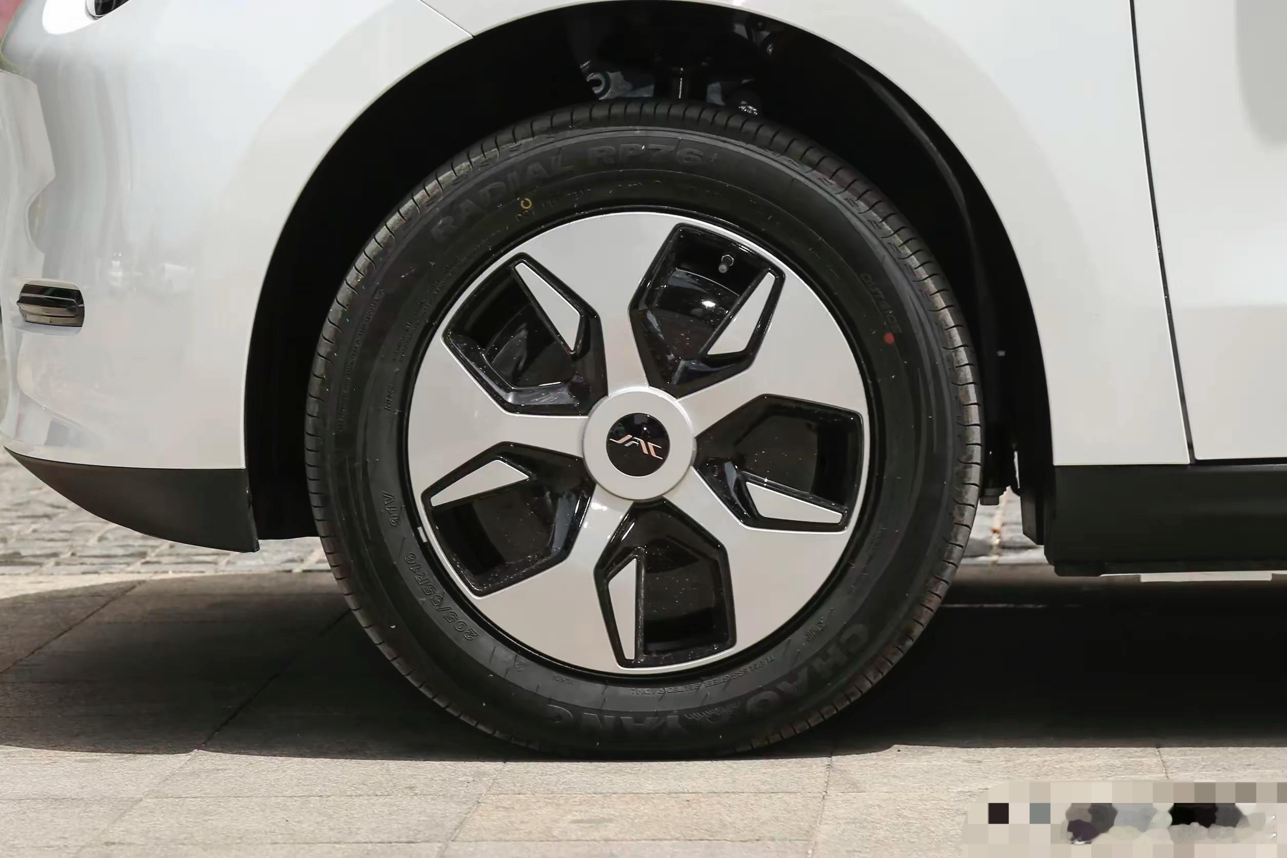 汽车[超话]  2025款江淮钇为3实车已到店，入门款自由版官方指导价为6.99