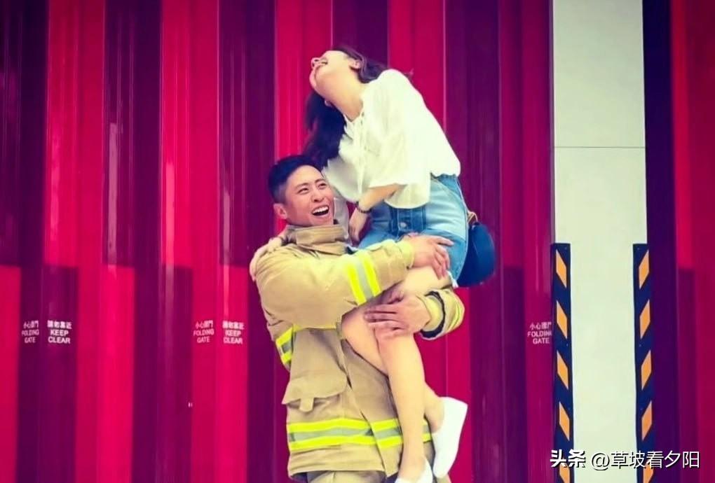 谁能想到，这张他穿消防服抱女友笑的照片，会是他俩最后的甜蜜定格——距离他们的婚礼