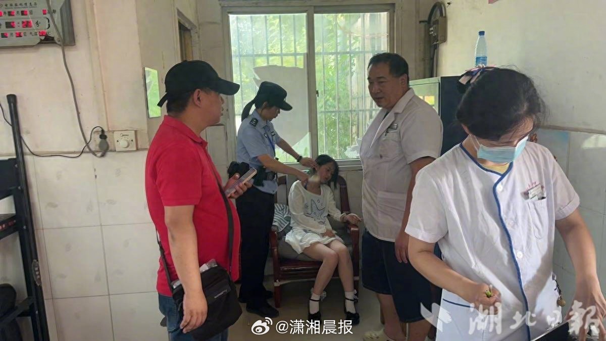 【#两学生先后突发晕厥民警及时施救#】#看考场期间两学生先后突发晕厥#6月6日1
