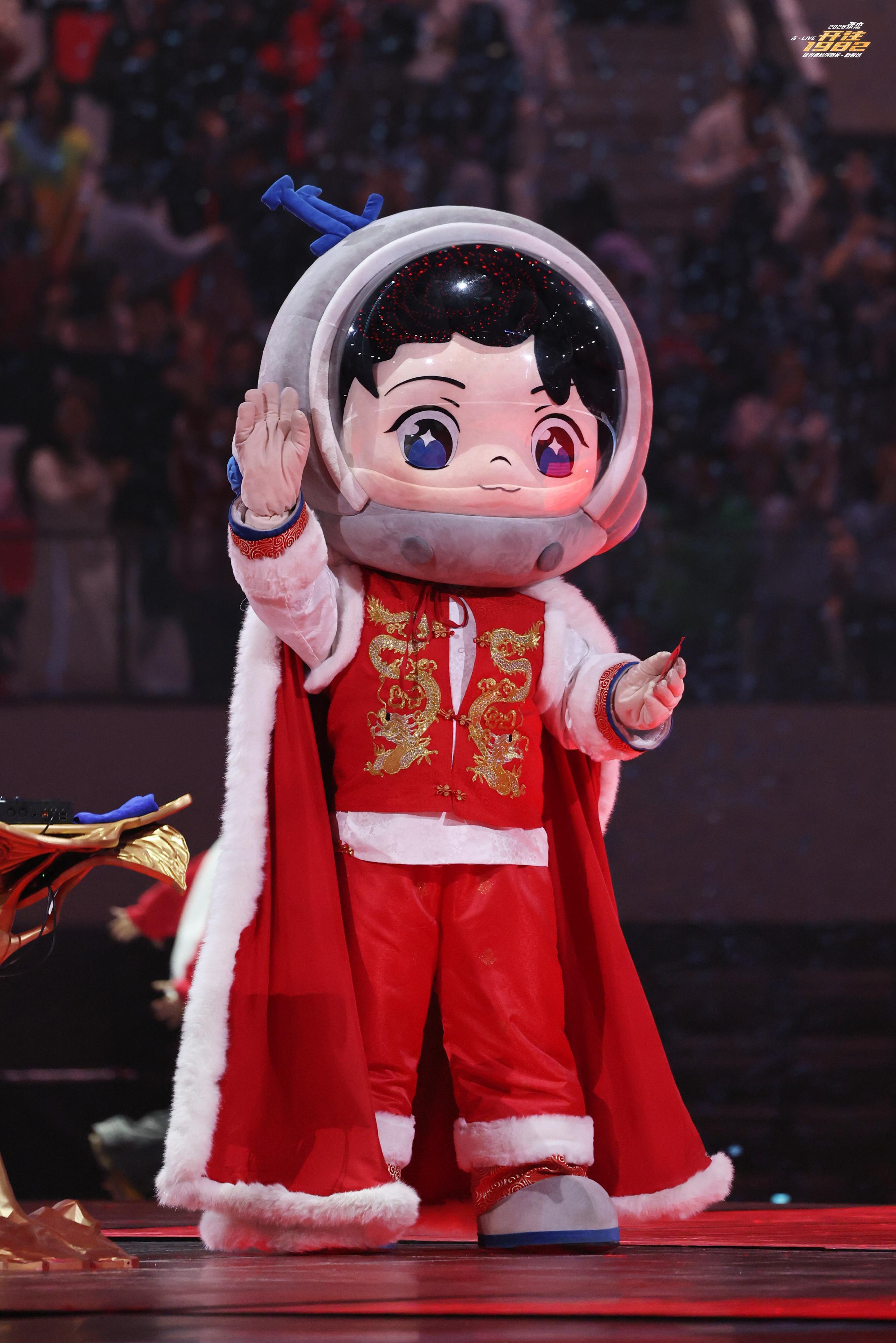 怎么我孩子上台还不把扣子扣好