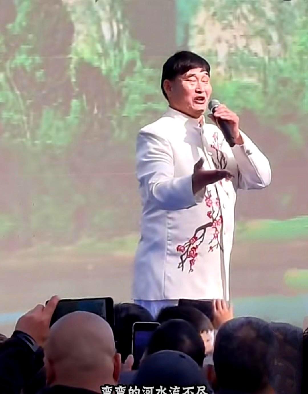 谁说大衣哥朱之文只会炒作？12月1日上午他到河南项城演出，一身洁白打底带梅花图案