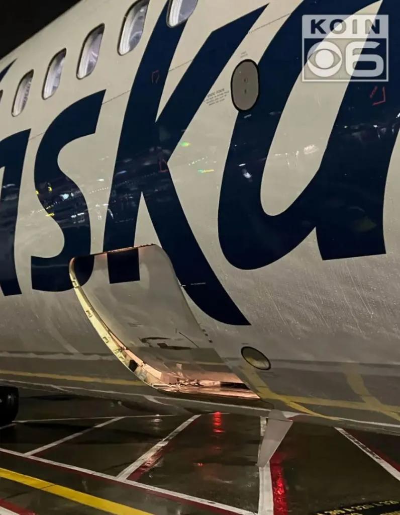 #航空事故# 阿拉斯加航空 737-900ER 降落在波特兰，货舱门打开。