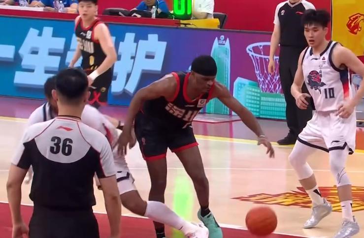 克里斯替补轰23+10，贺希宁缺阵，山东男篮客场终结深圳15连胜，同时终结自身5