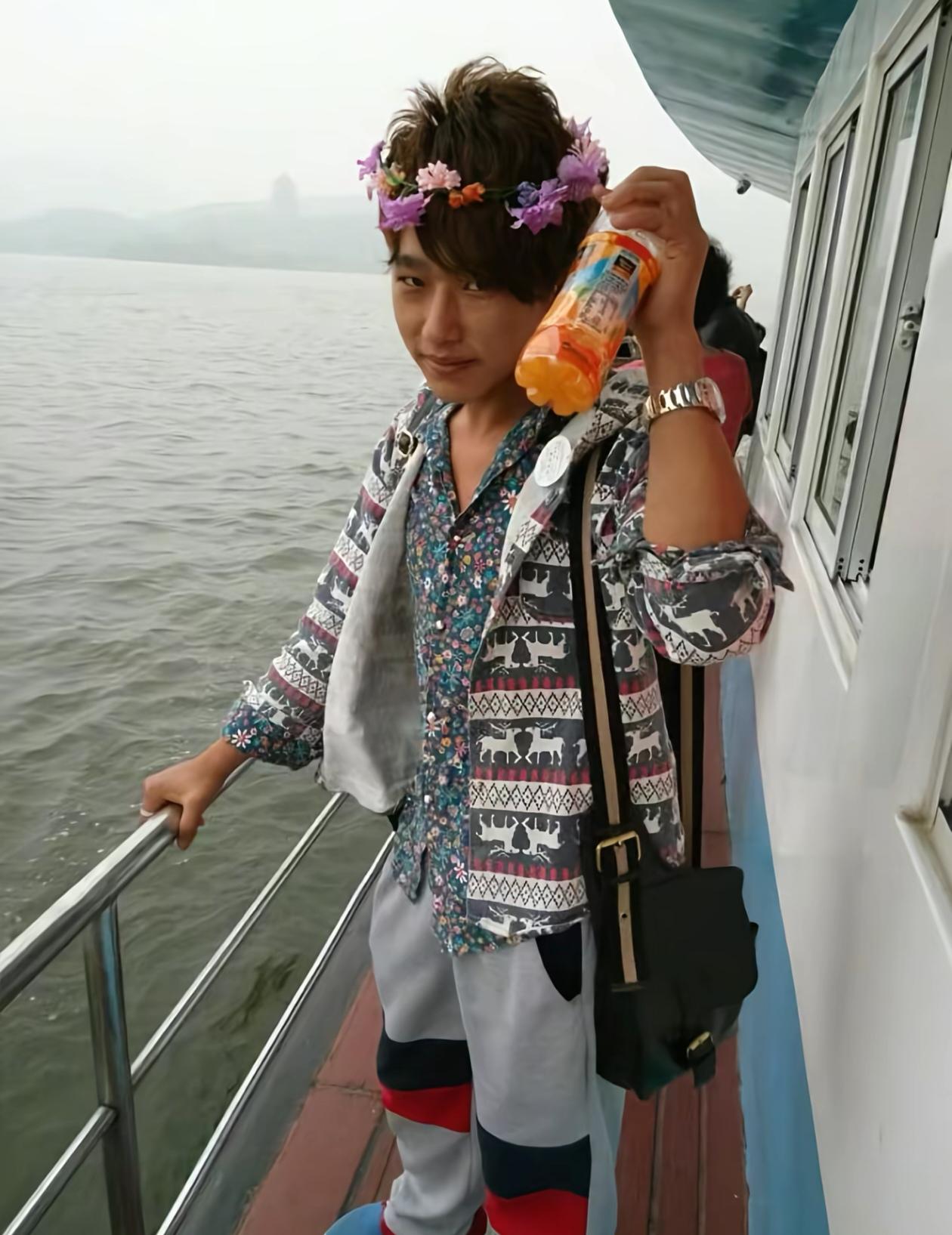 四川34岁帅哥阿木以布去世，留下5个孩子，15岁女儿又爱又恨，背后的原因不容忽视