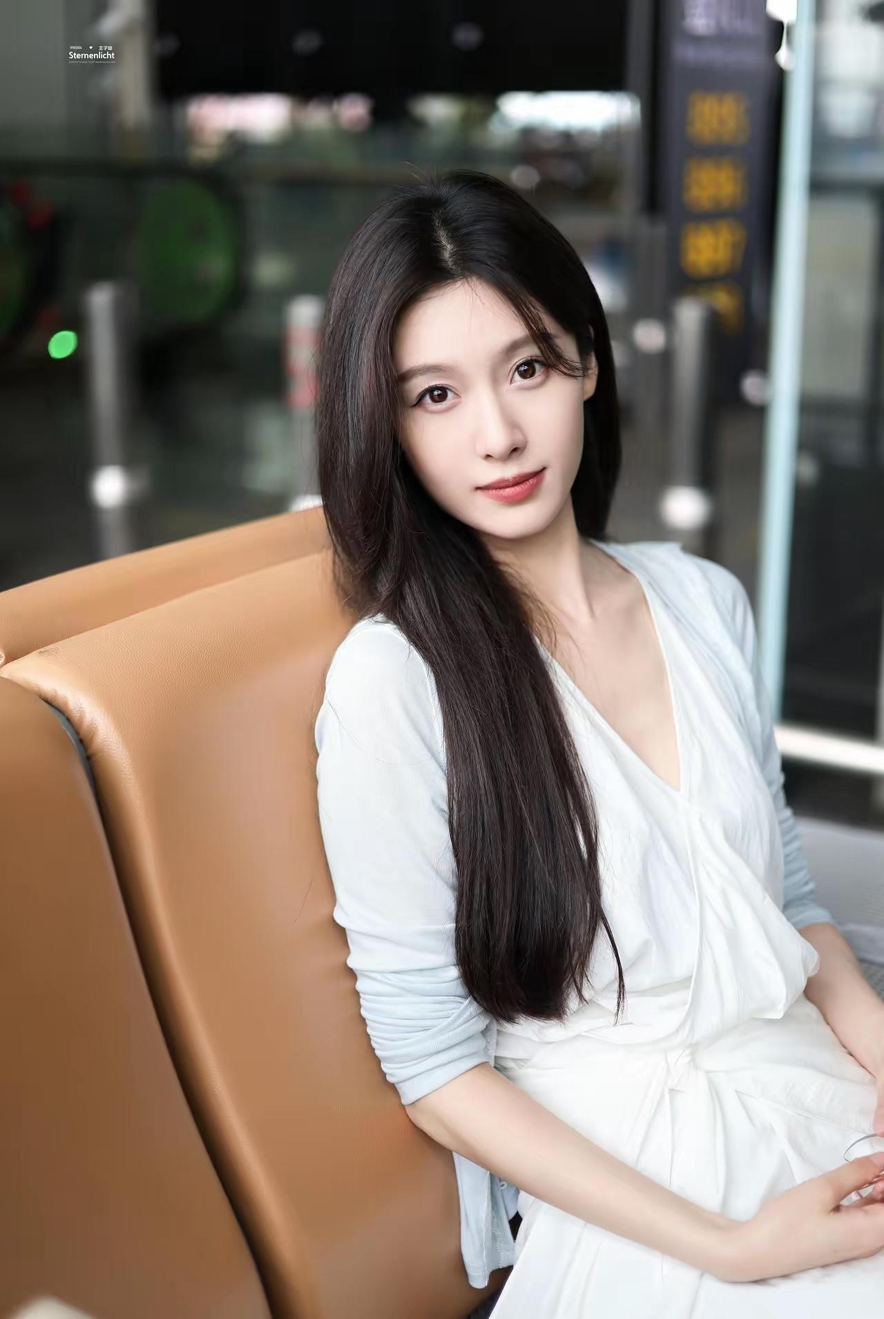 温柔优雅的地铁少女