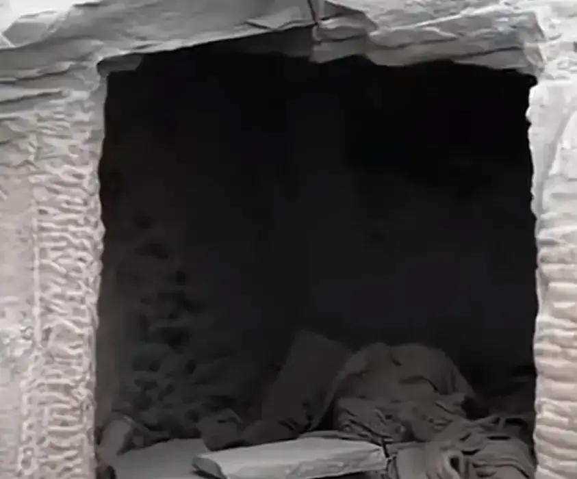 重庆悬崖崖洞内发现干尸，

网友从现场几个细节，纷纷一起推测死者死因。
但比起死