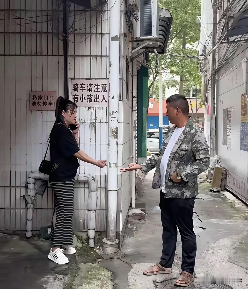 友友们！他（她）们这手势是在划几个啊？
不是说喝酒划拳吗？这到底啥意思？幼儿园，