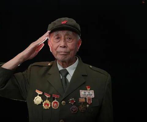 马世勋，男，1932年12月生于辽宁省新民市，是一名抗美援朝老兵。他曾就读于辽宁