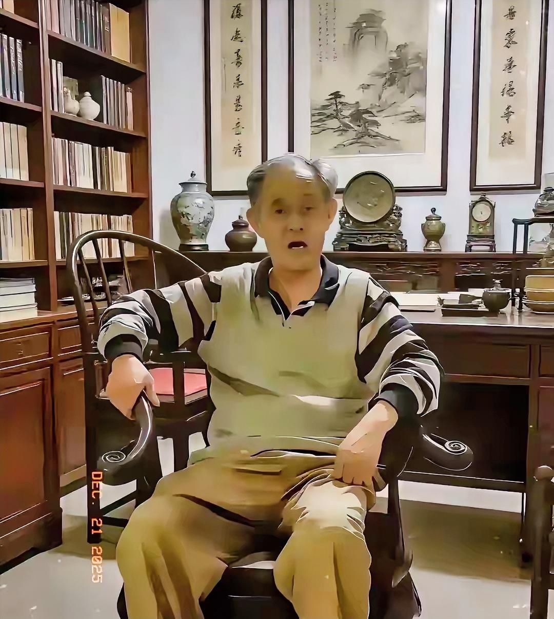 现在越来越多的线索指向前南博院长徐湖平，而其本人似乎一点都不慌……
一副《江南春