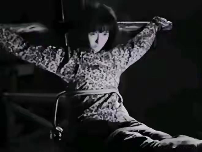 1935年冬，哈尔滨伪满警察厅地下室。
赵一曼被剥去棉裤，双腿早已溃烂发黑，蛆虫