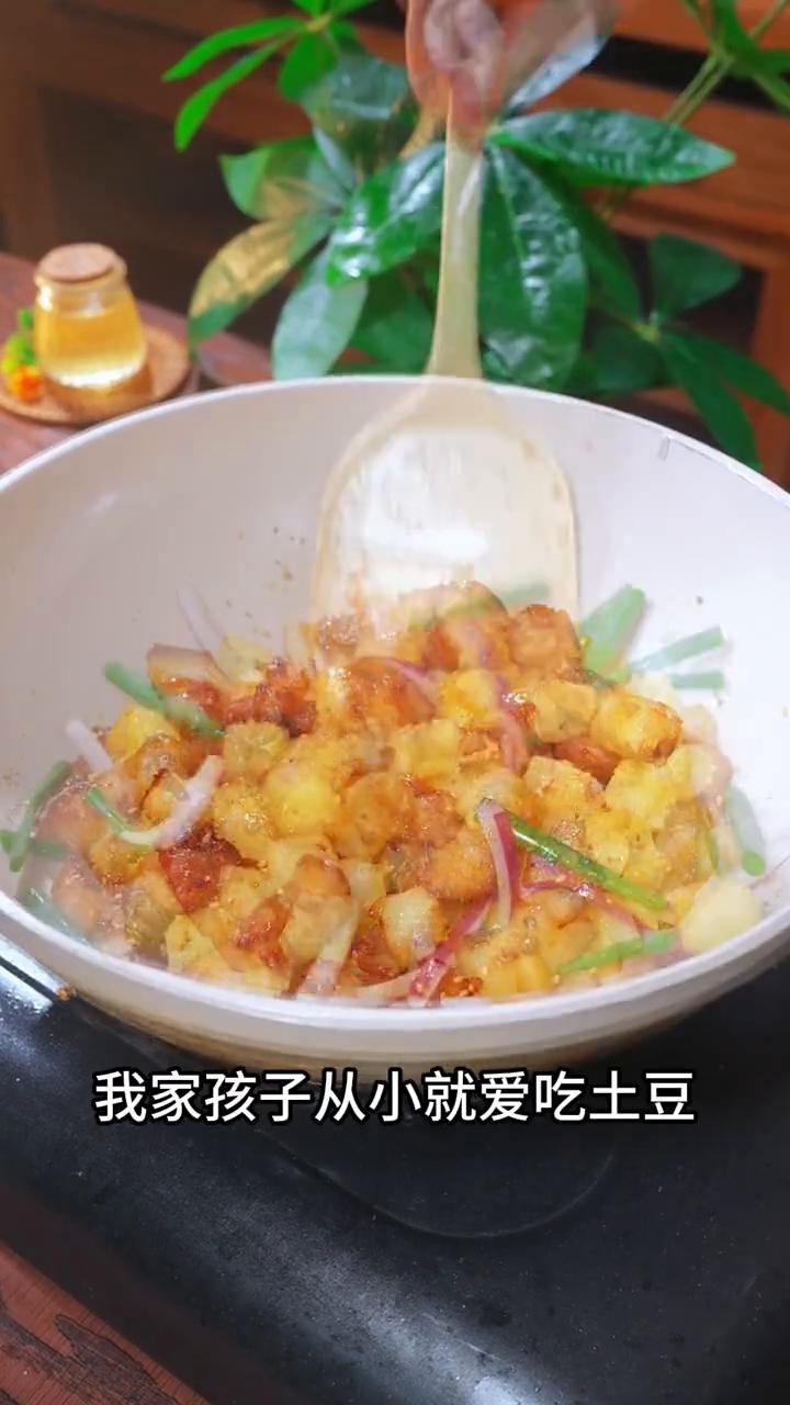 土豆五花肉。
家人们注意看，我家孩子从小就爱吃土豆，今天闺蜜教会了我一个土豆的神