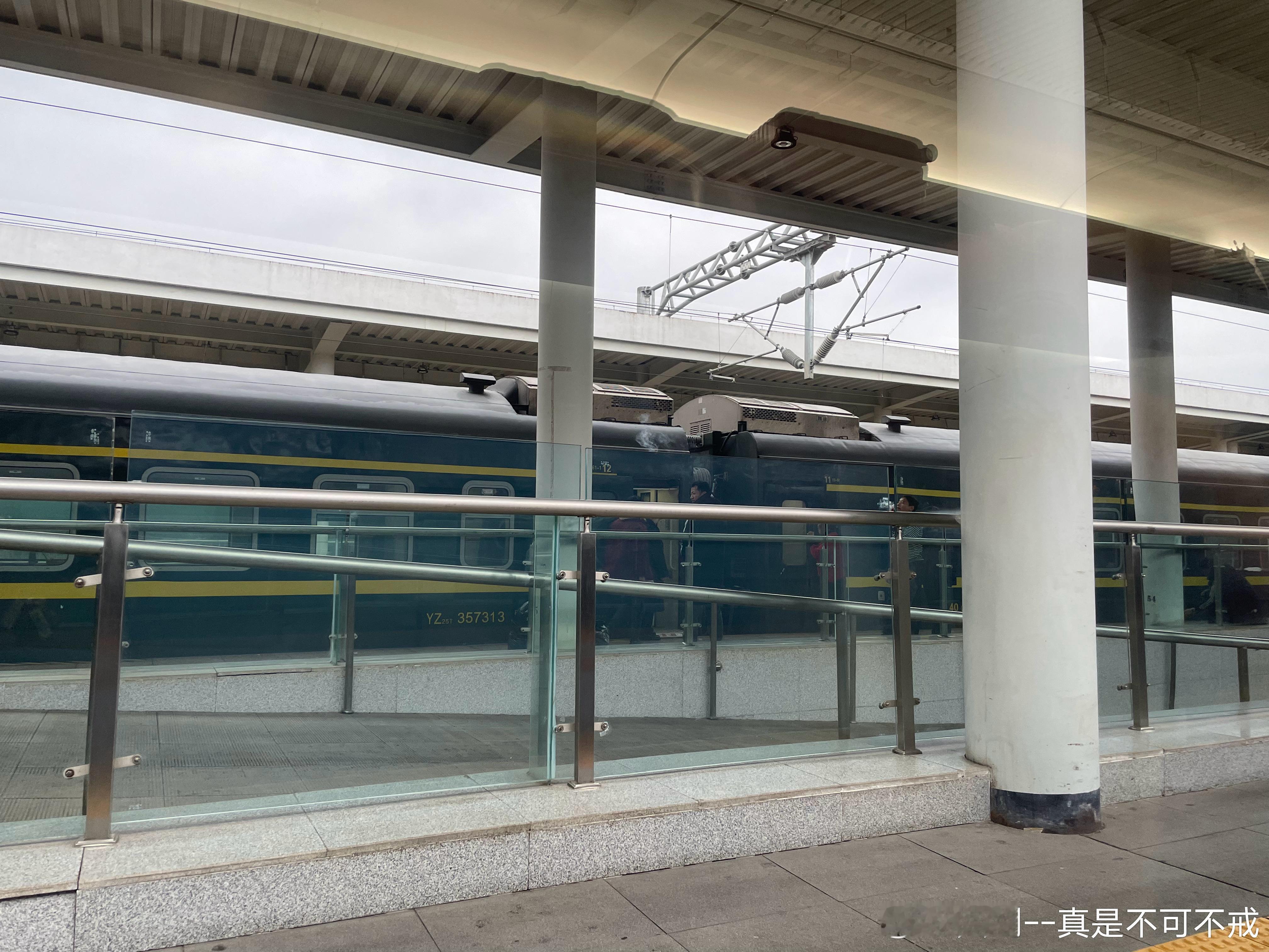 许久没看见过绿皮车了 