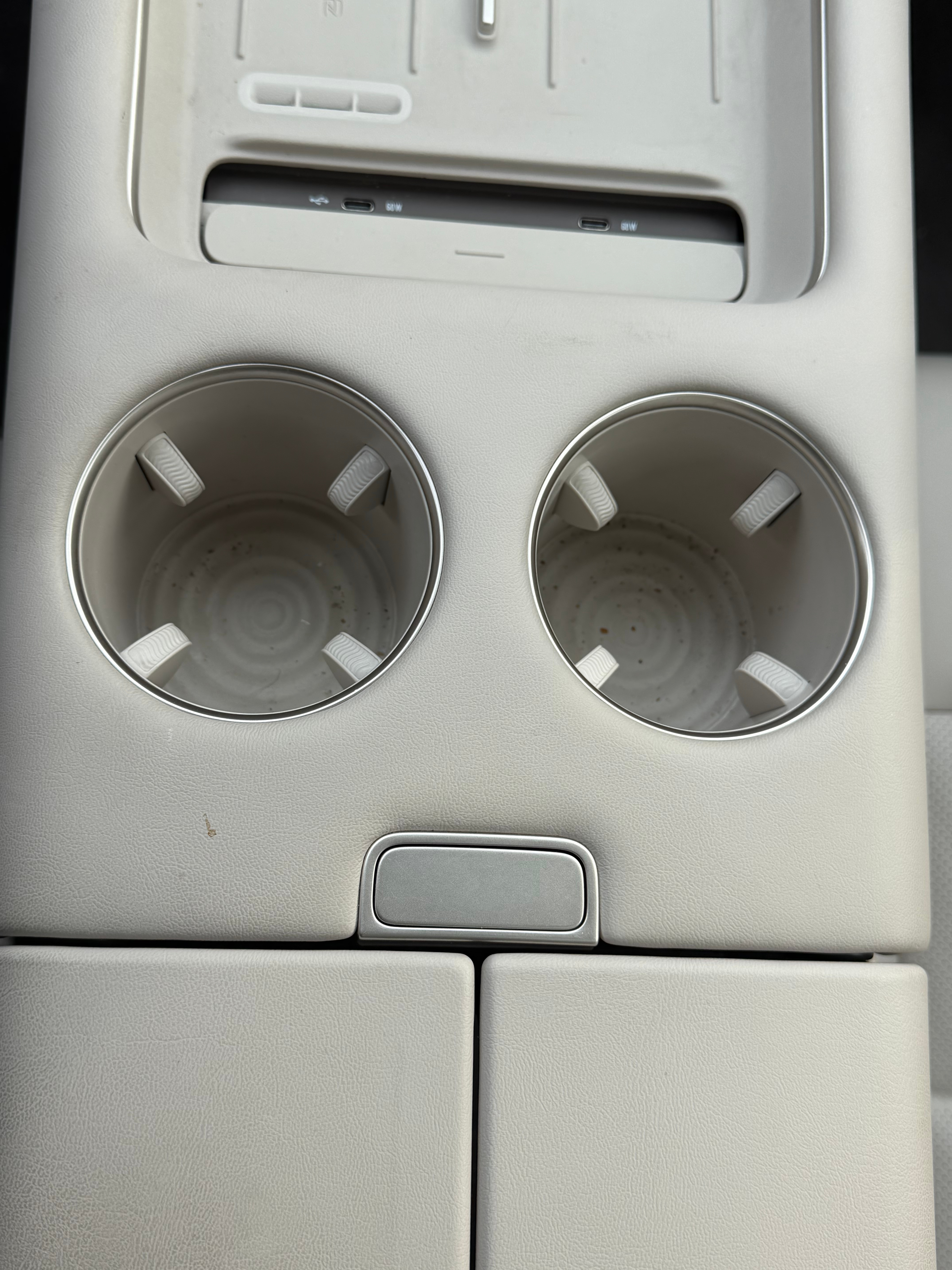 充电口设计了滑盖，非常细节但水杯架掏两个洞…有点low现在很多新能源车都不设计水