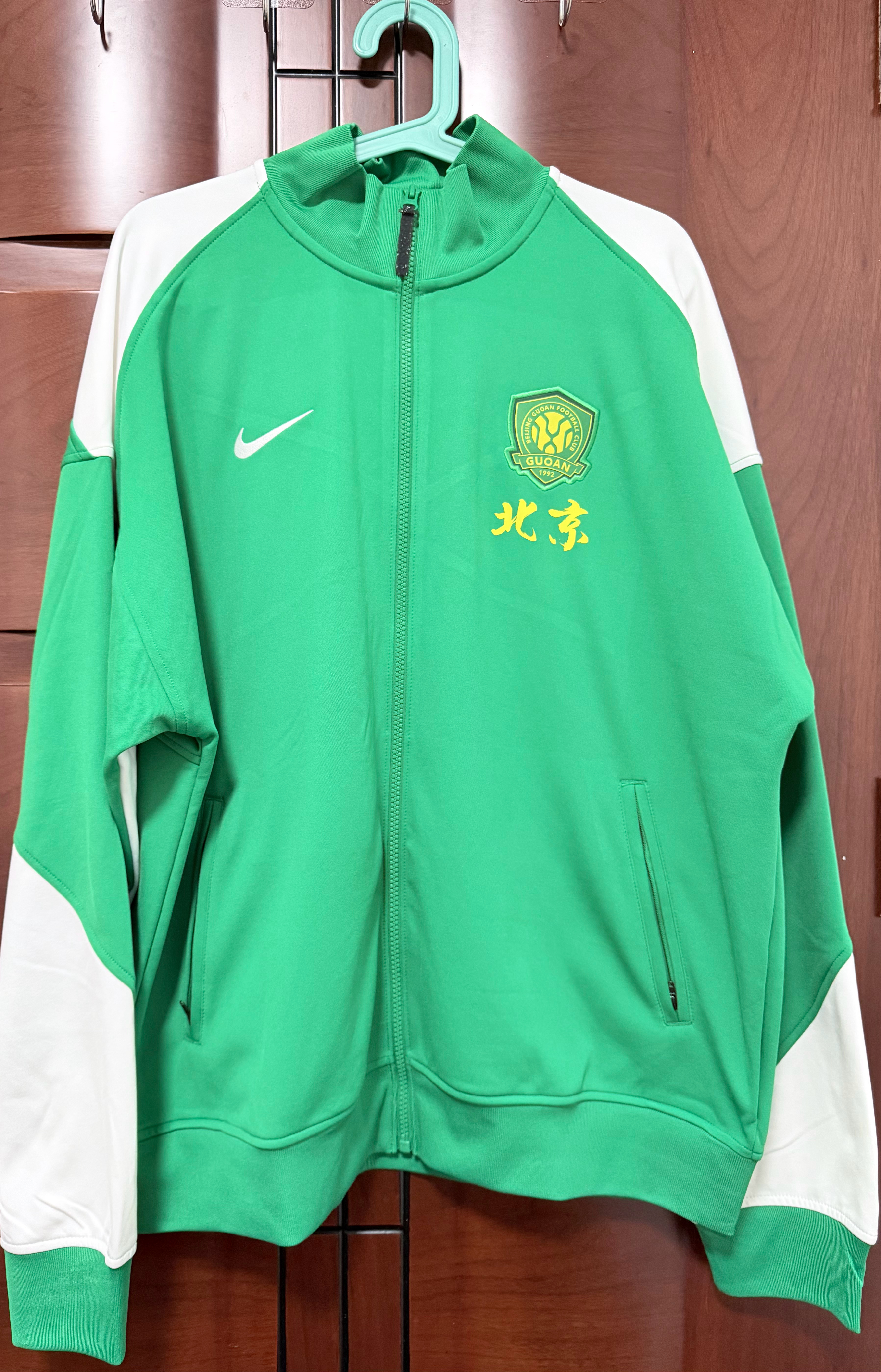 一大早堵门去买的，回来之后仔细看了一下，今年的外套比去年肥了那么一丢丢，但也薄了