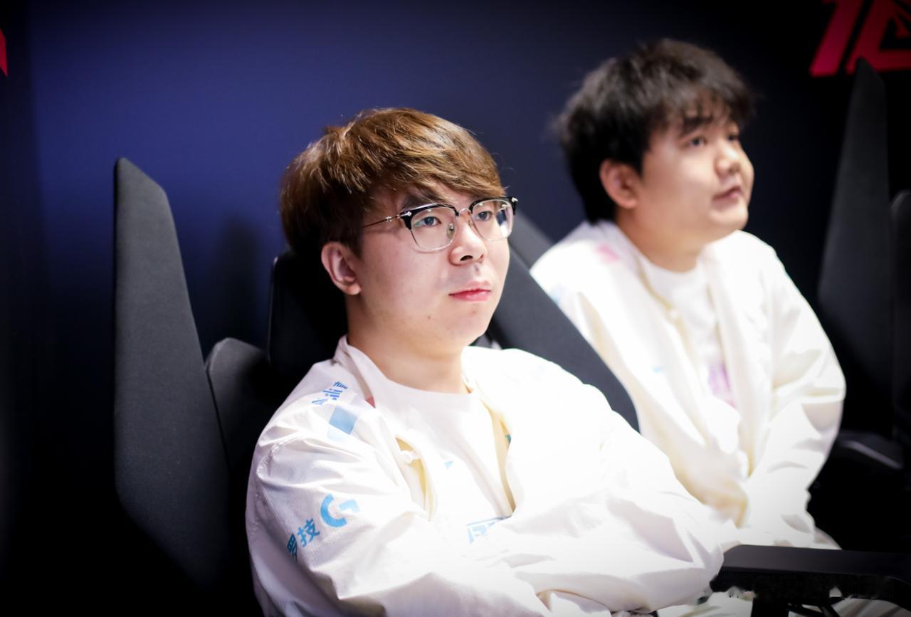 前V5教练涵艺爆料：RNG新辅助是Lvmao

涵艺在23号晚上发微博爆料，RN