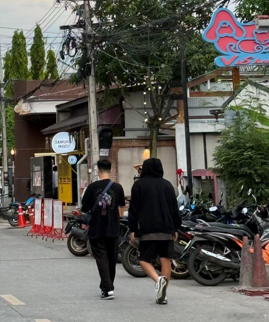 网友泰国偶遇周杰伦 周杰伦中餐厅10路透 网友泰国偶遇周杰伦啊啊啊 
