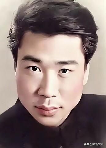 1928年他出生于北京昌平，从小就浑身带戏，高中就登台演话剧，这天赋简直点满了。