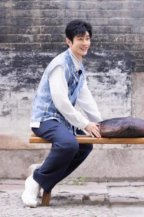 【娱乐圈及文体圈热点速递】1. 黄晓明被拍到与女子同游新加坡，女方疑似歌手胡冉儿