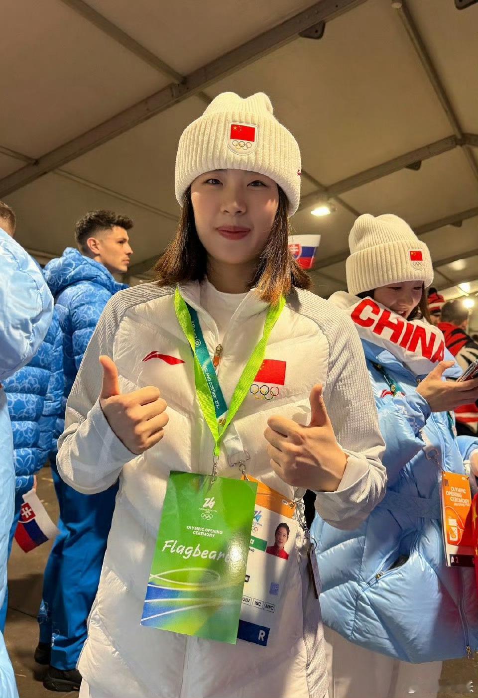 🔻中国队这件白色的队服，我觉得也是好看的冬奥会开幕式全民聊冬奥海外新鲜事