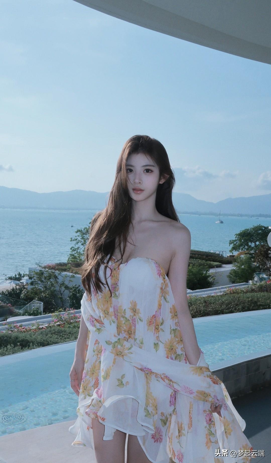 海边度假风，花裙飘飘，少女心满满。