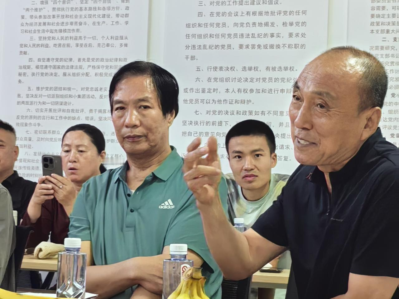 纪念逝者是为了更好地保护晋中文化遗产。
对于吴家人来讲，晋中的文物保护志愿者那是