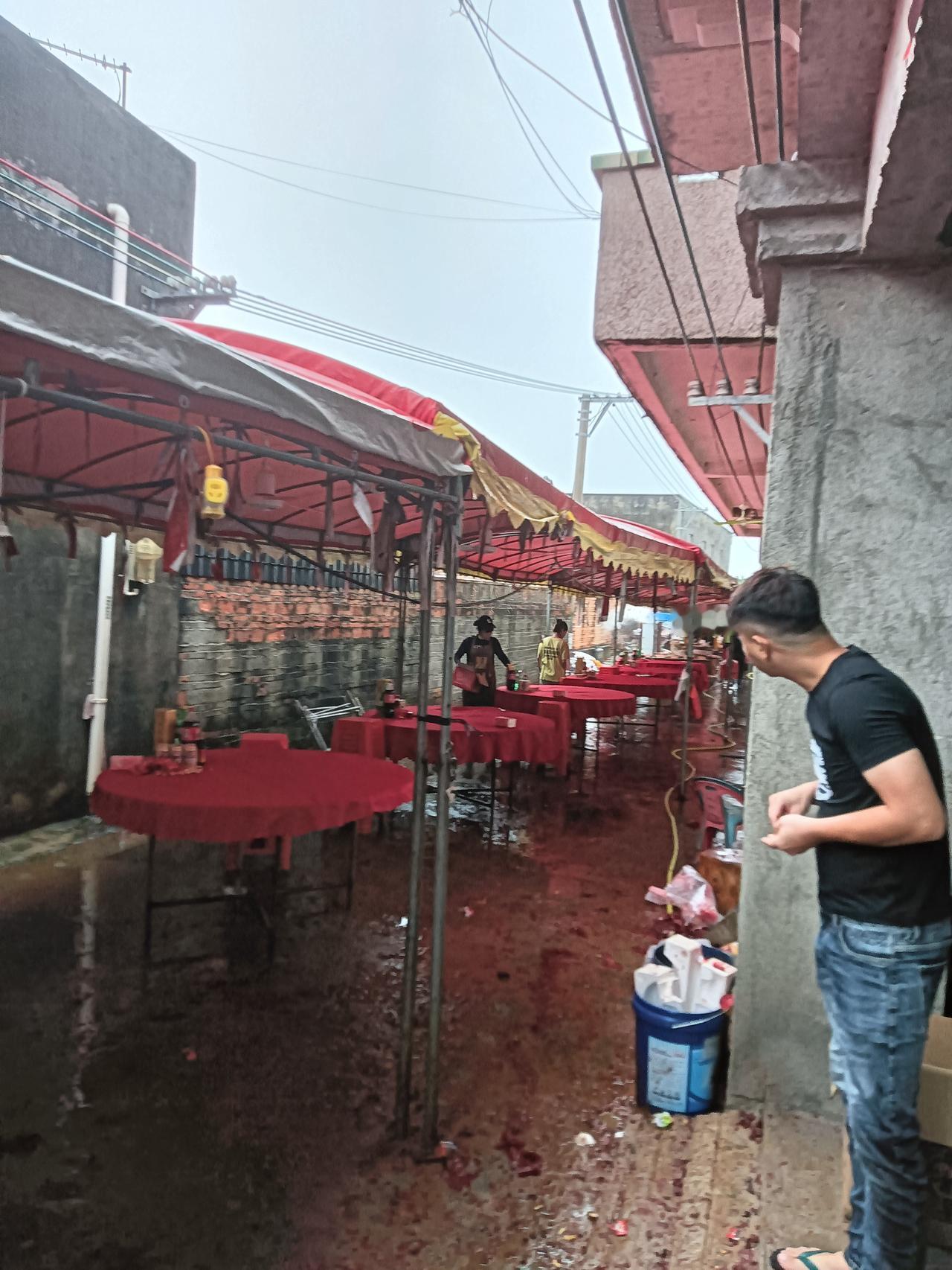 昨天在广东遂溪县农村乡下吃进新居酒席，粤西这边办酒席喜一条龙服务。一般酒席承包商