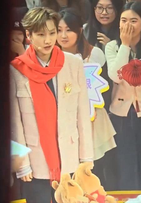 汪苏泷辽宁春晚阵仗也太夸张了汪苏泷：回辽宁主打一个主场优势！春晚现场直接被粉丝包