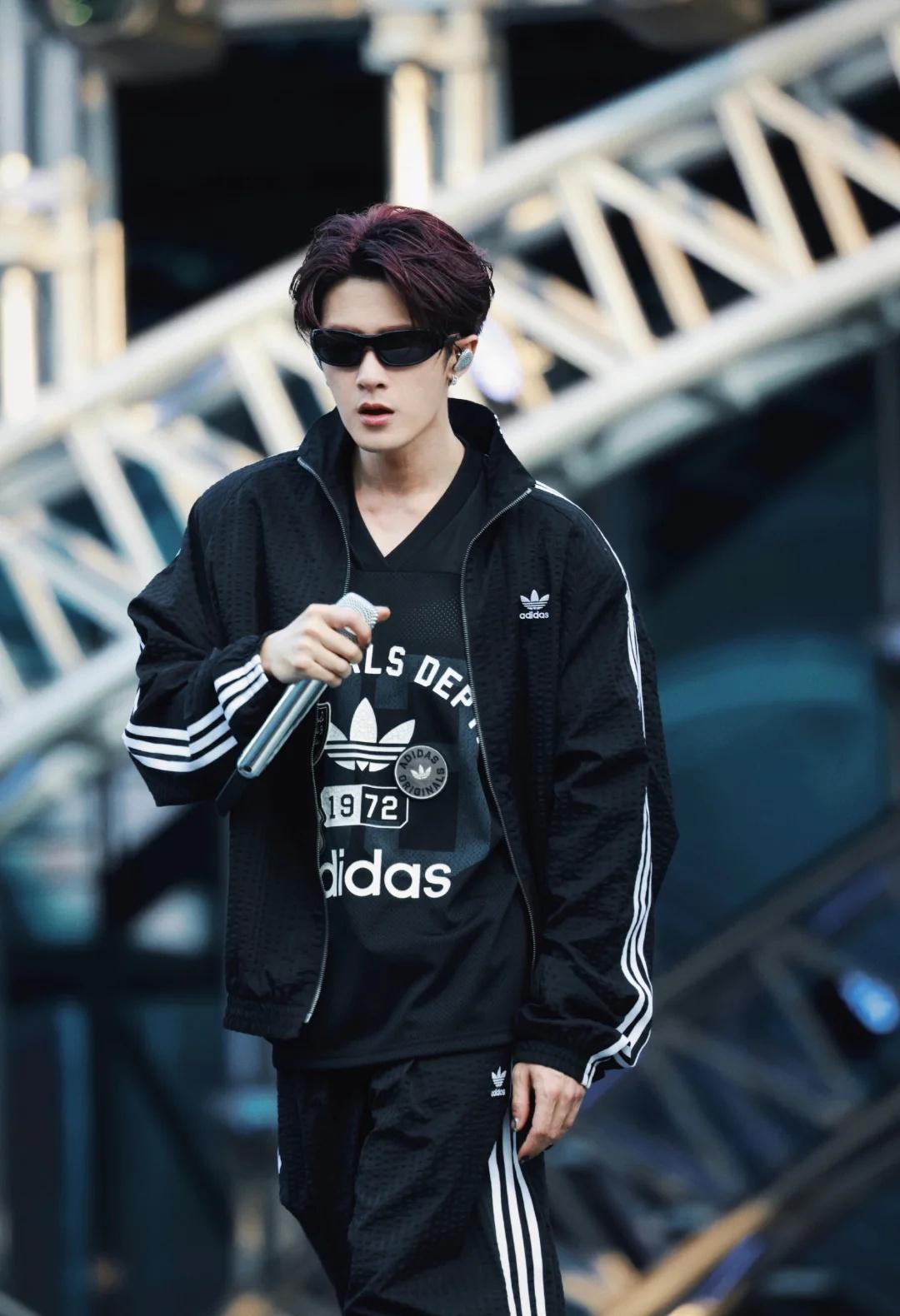 衣服落我家了 我先穿穿
檀式穿搭 2026第一身不要上网 清水带漪在泳池里 听P