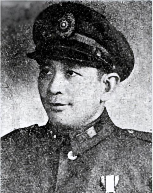 1949年12月，国民党上将孙震带着五百两黄金飞逃台湾，临走时将部队指挥权交给了