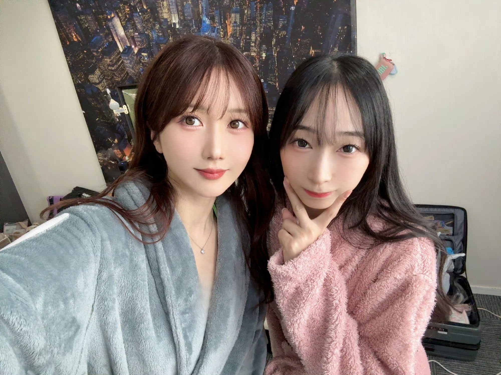 这就是大槻响和莲实克蕾儿的最新拍摄现场照，大老师说很高兴在克蕾儿复出后可以共演。