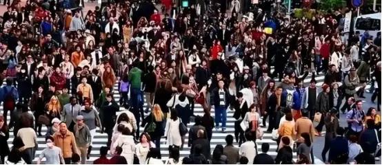 “人口大国基本面没变”——这句话，卫健委说得云淡风轻，但咱们老百姓听在耳朵里，心
