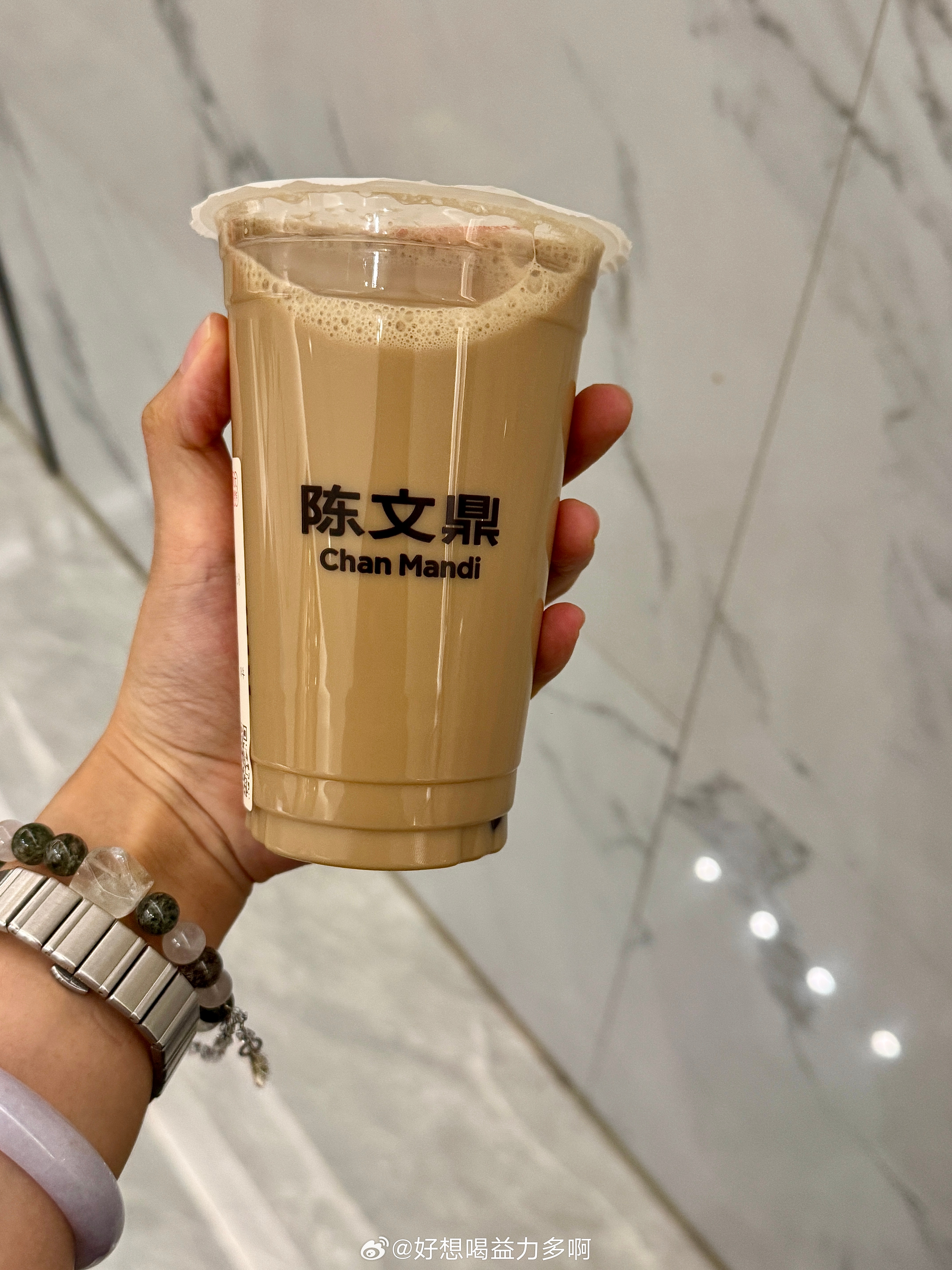 同事请的奶茶～两个人分喝一杯正好，这样不会太腻～喜欢他家的珍珠好吃😋 ​​​