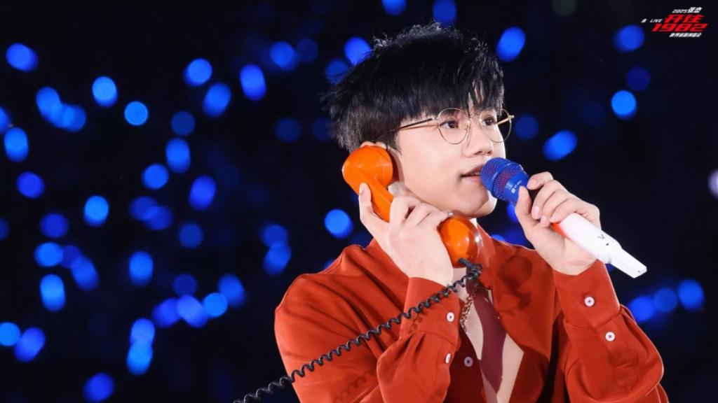 你知道吗？2025年，张杰在鸟巢的演唱会将连开12场，这一消息如巨石入水，瞬间在
