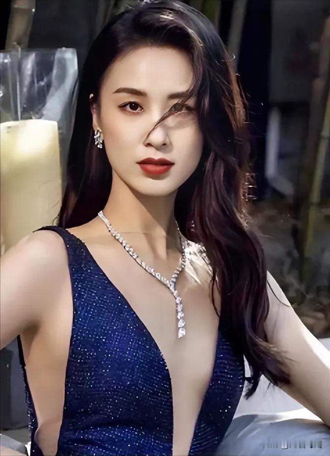 我听黄圣依说过她婆婆的事儿，老人家快九十了，身体还挺硬朗。杨子创业那会儿，第一桶