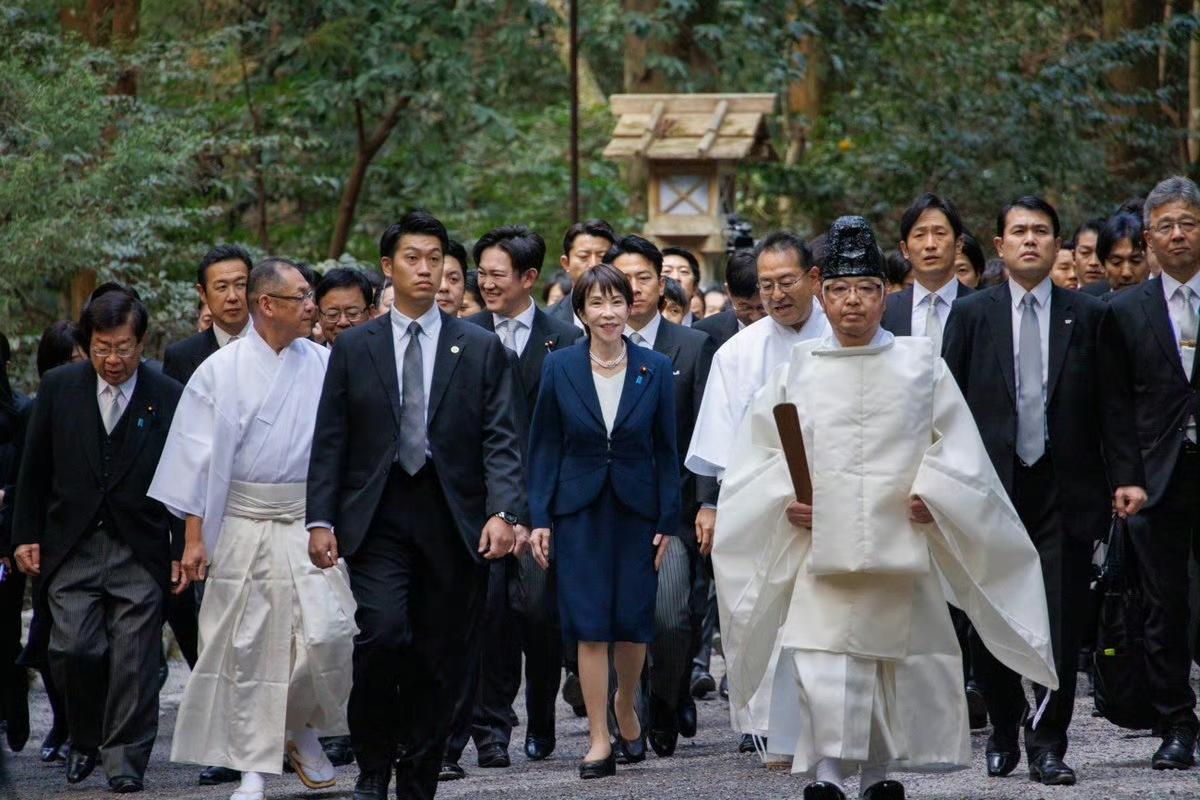 1月5号，高市早苗带着安倍晋三的照片去伊势神宫参拜了小日子的日照大神。