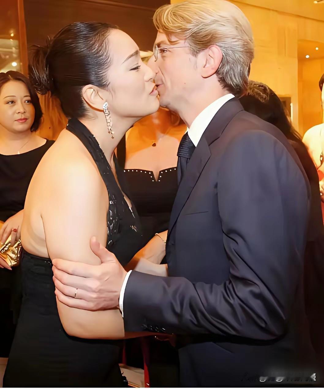 活动现场巩俐与丈夫雅尔的一张亲密合照。
丈夫雅尔是法国著名电子音乐大师，两人因音