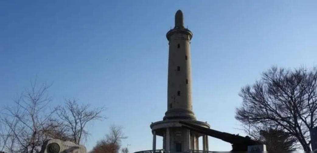 白玉山塔，曾是一座争议之地，其历史故事交织着战争的阴霾和民族的记忆。

其实这座