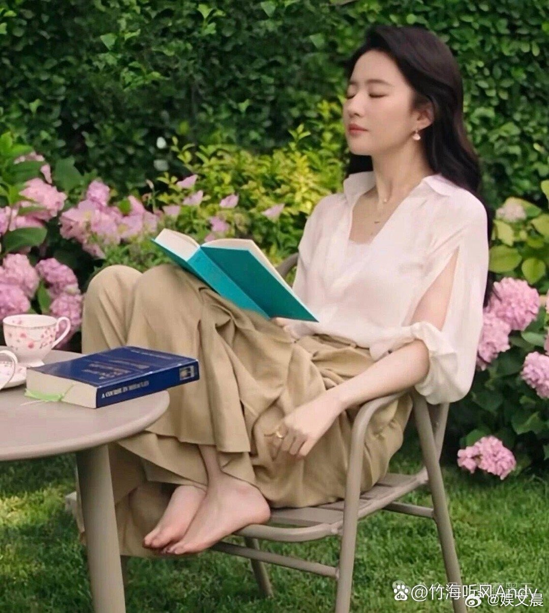 光脚的刘亦菲整个人松弛又自在，看得出来她真的很享受当下的美好时刻 