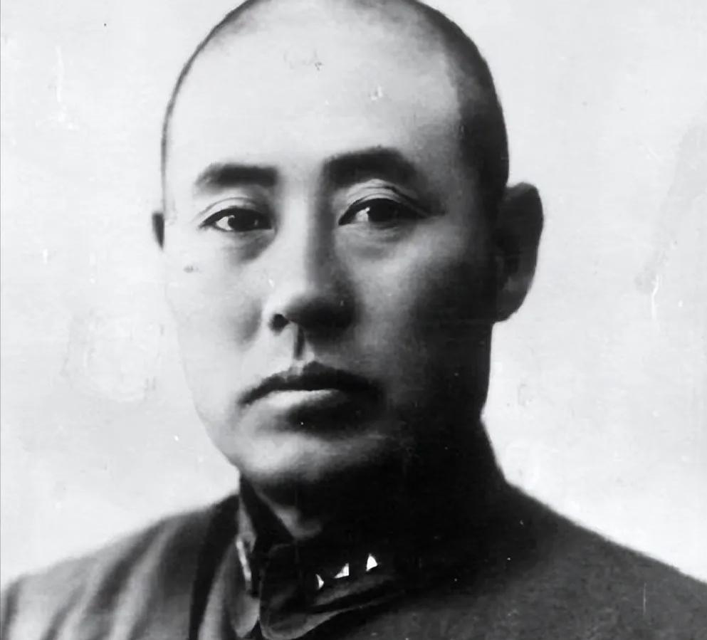 1949年，中央原本拟任傅作义为国防委员会副主席，毛主席却说：“这不够，如果当初
