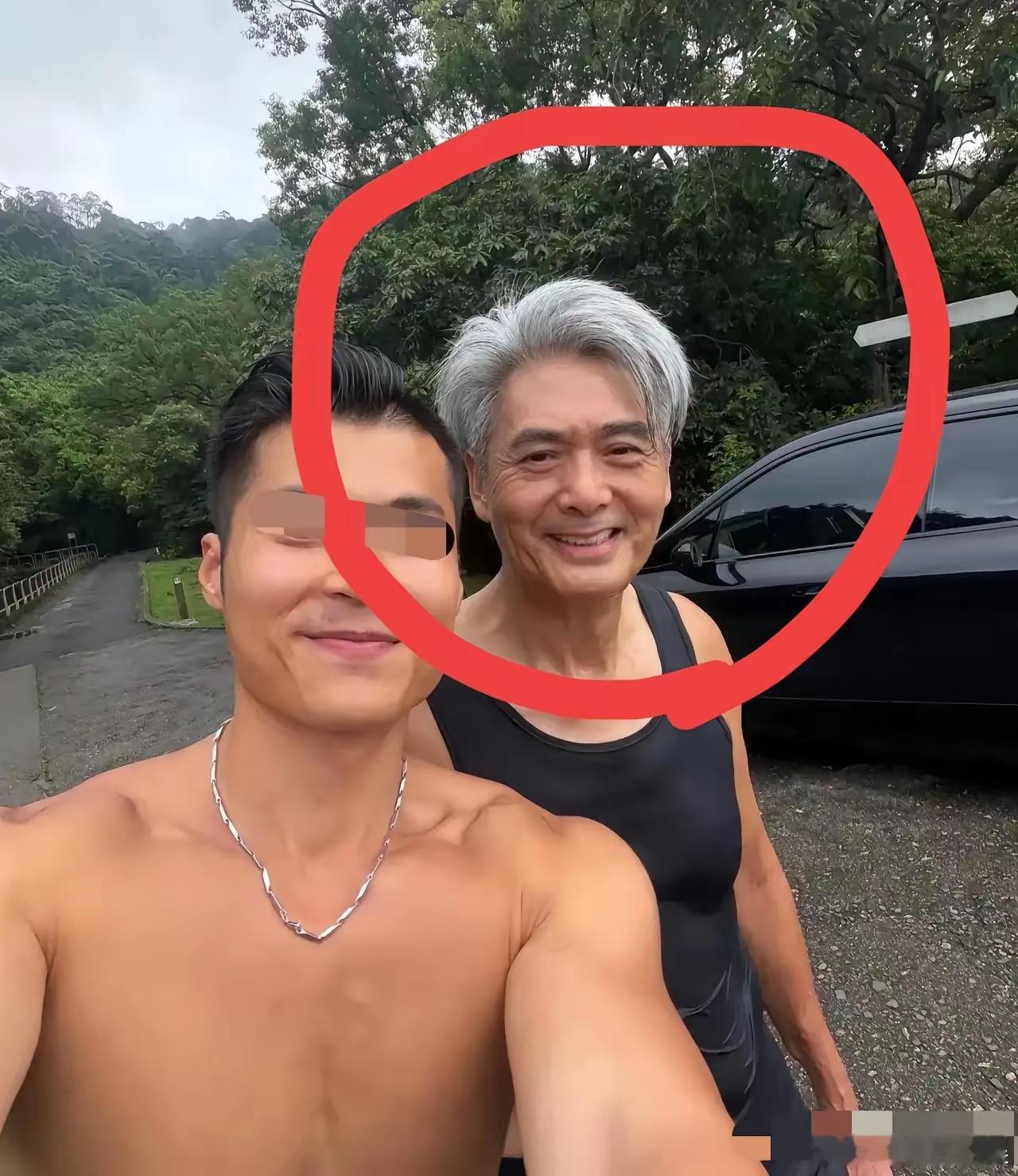 周润发，洗发水什么牌子？周润发都70多岁了，虽然头发都已经白的差不多了，但是这个