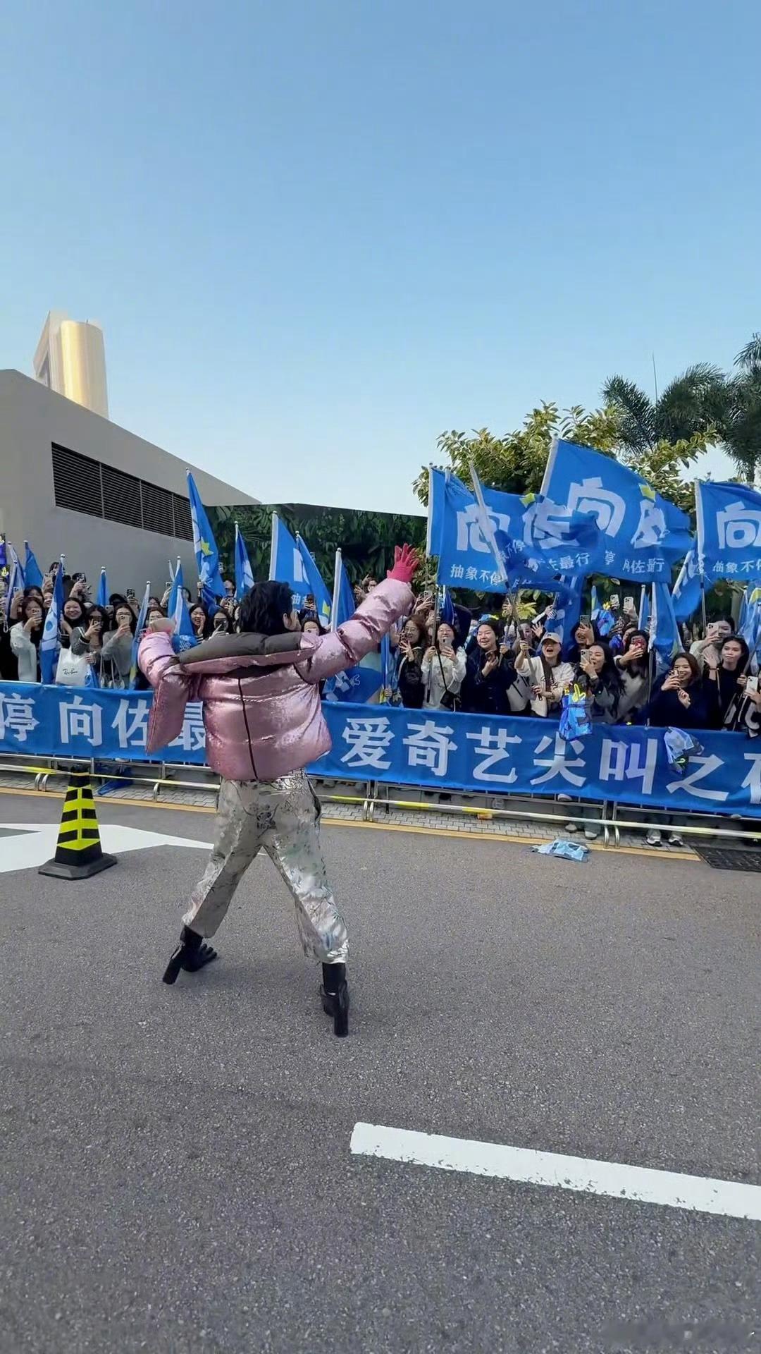 向佐特意换了身衣服跟粉丝打招呼  向佐这身豹纹大衣和报纸内搭，简直是行走的时尚大