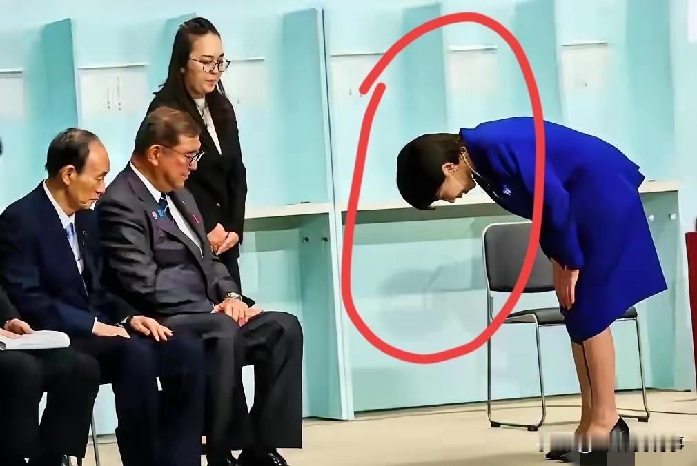 石破茂训话，日本尊卑有多强烈？

你没有看错，高市早苗面对日本首相石破茂，太尊敬