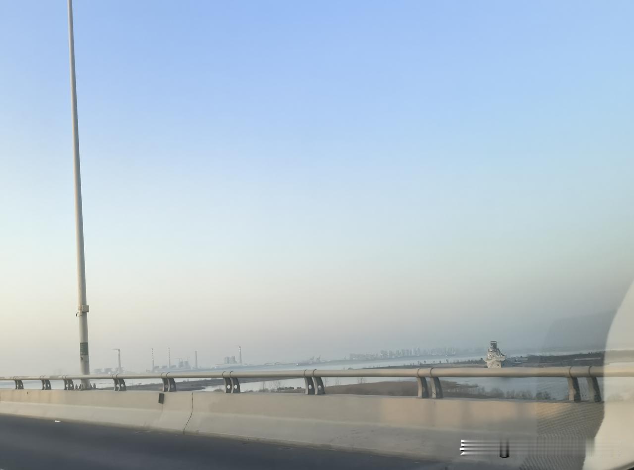 清晨过苏通大桥，航母看得格外清晰。似乎前年“烧经”那天过后，就不怎么有人问津了。