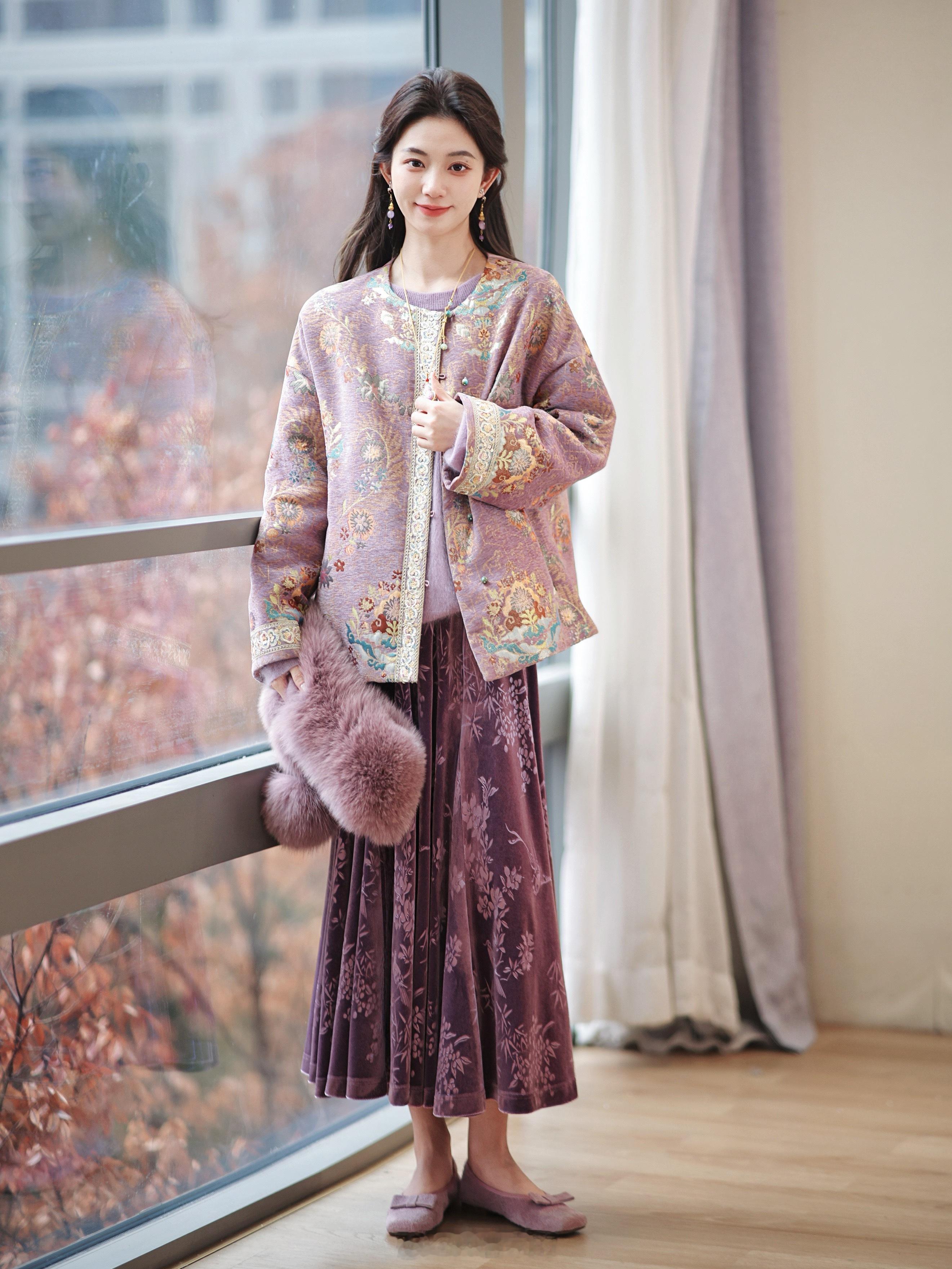 这繁复重工感～国风你别太牛了！100真丝填充+刺绣提花 轻盈又暖和蛮抗风搭超蓬松