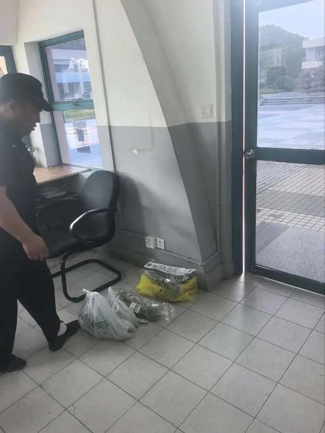 申花球迷往申花俱乐部寄韭菜！
上海申花球迷对客场输给武汉三镇是耿耿于怀，而且整个