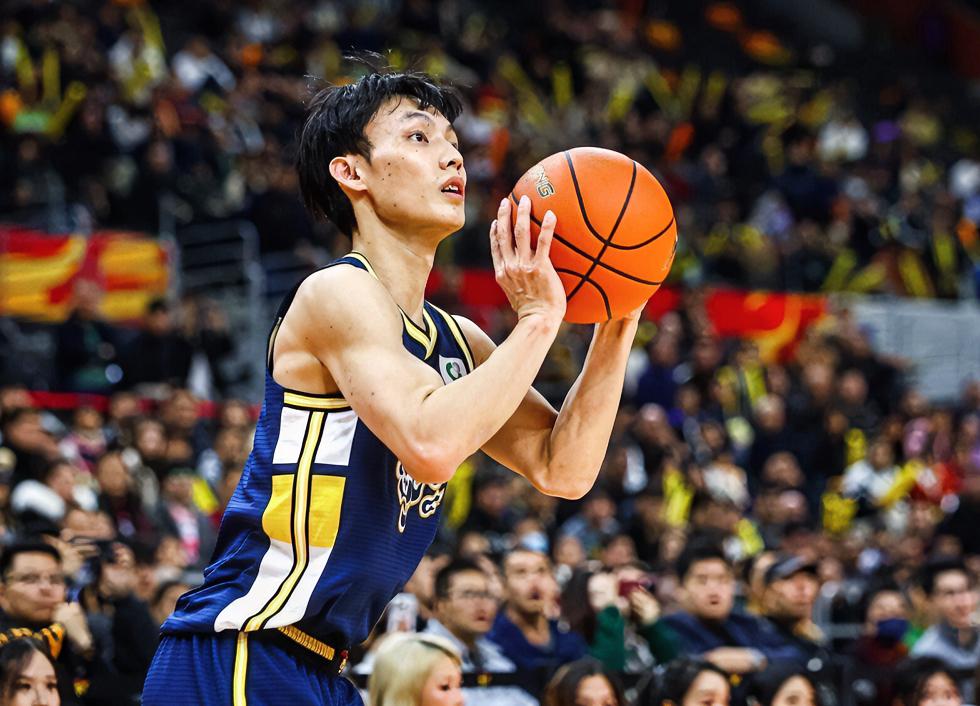 看不懂！广东东阳光半场领先，徐杰替补7分钟0出手，得分欲望全无？？？

本场上半