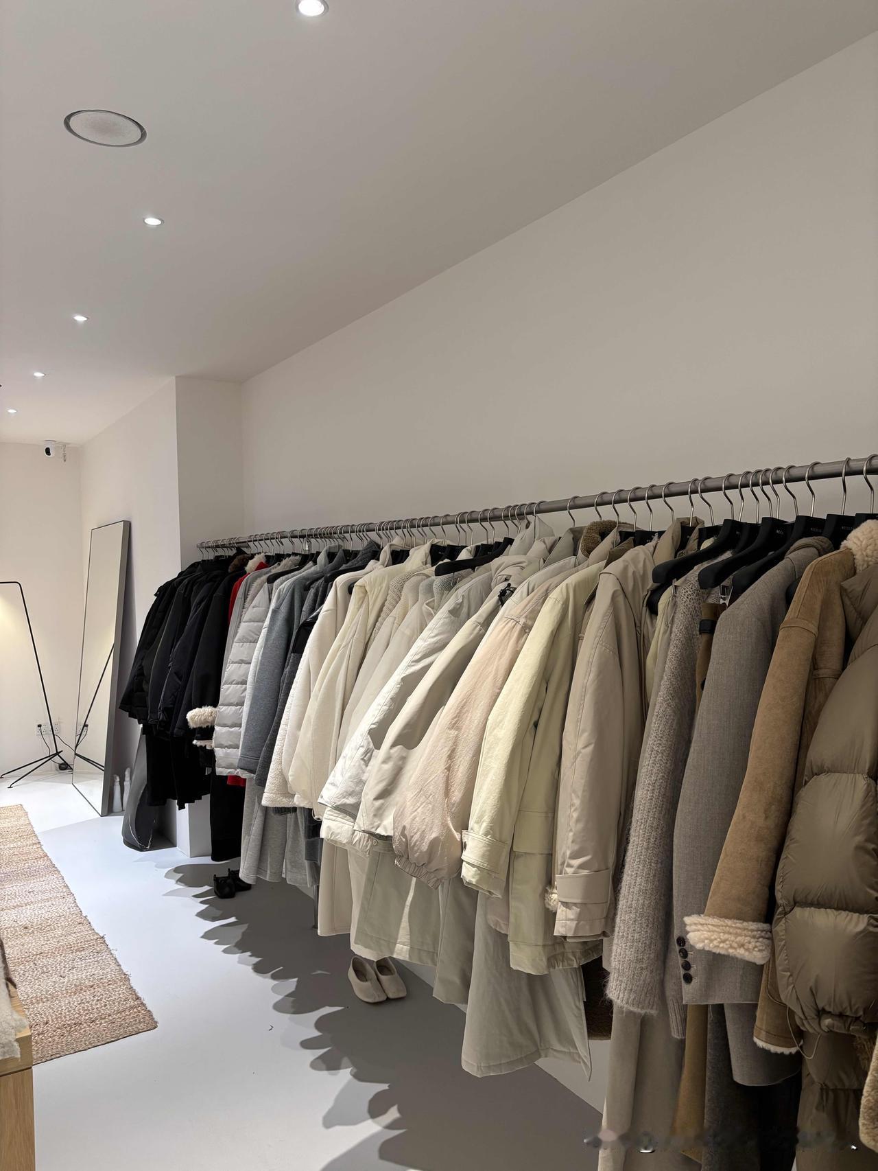 一个女人为什么要不停的买衣服呢？
就拿我自己来说，明明衣柜已经塞得满满当当，可每