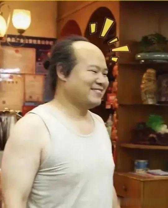 小岳岳的新发型直接吓坏了黄渤！

最近在电影《鼠胆英雄》的拍摄现场剃掉了头发和胡