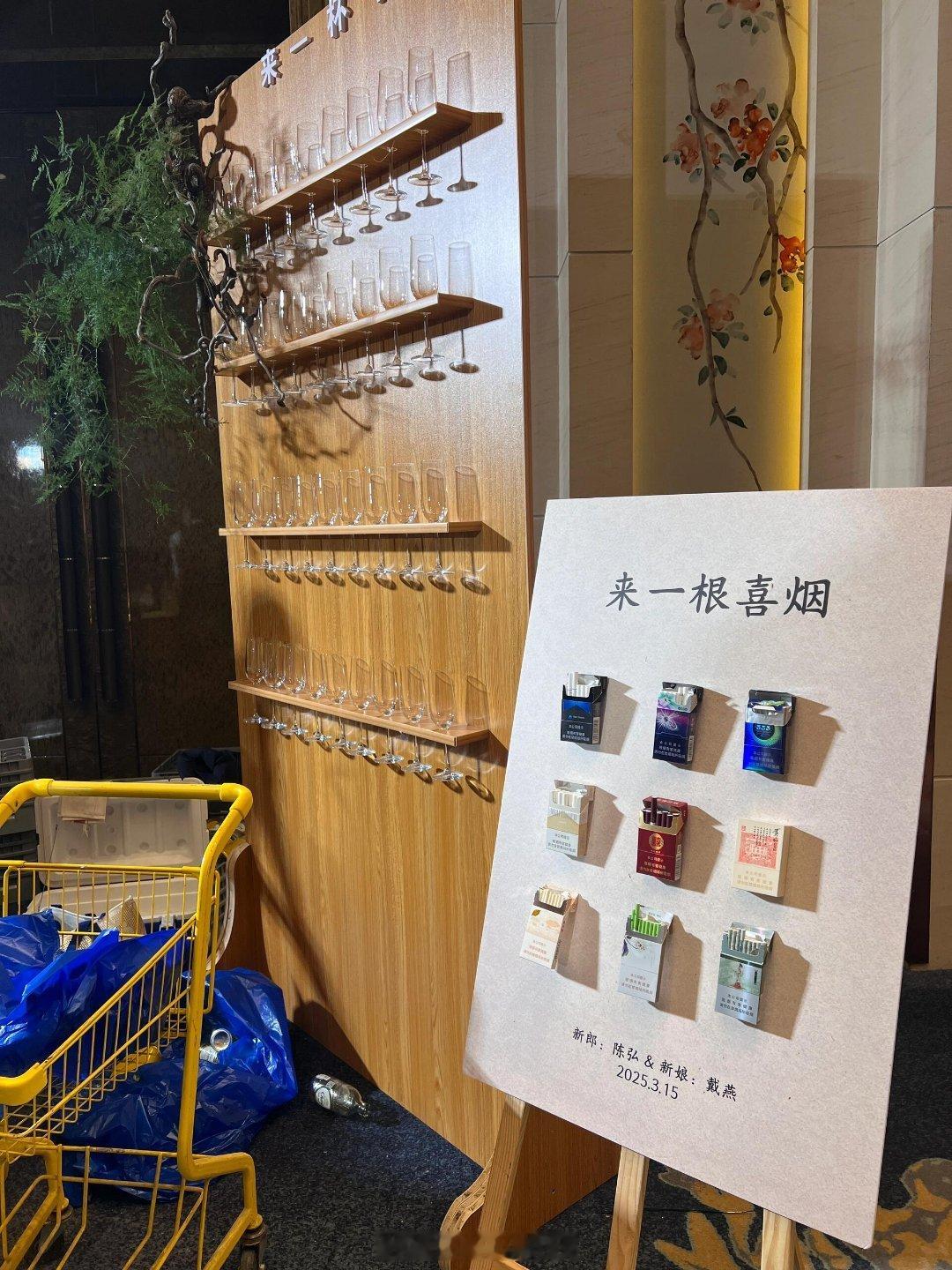 ✉️:人生照片:必要时姐会出场入场前点根🚬缓解下紧张的气氛感谢朋友们抓拍这一刻